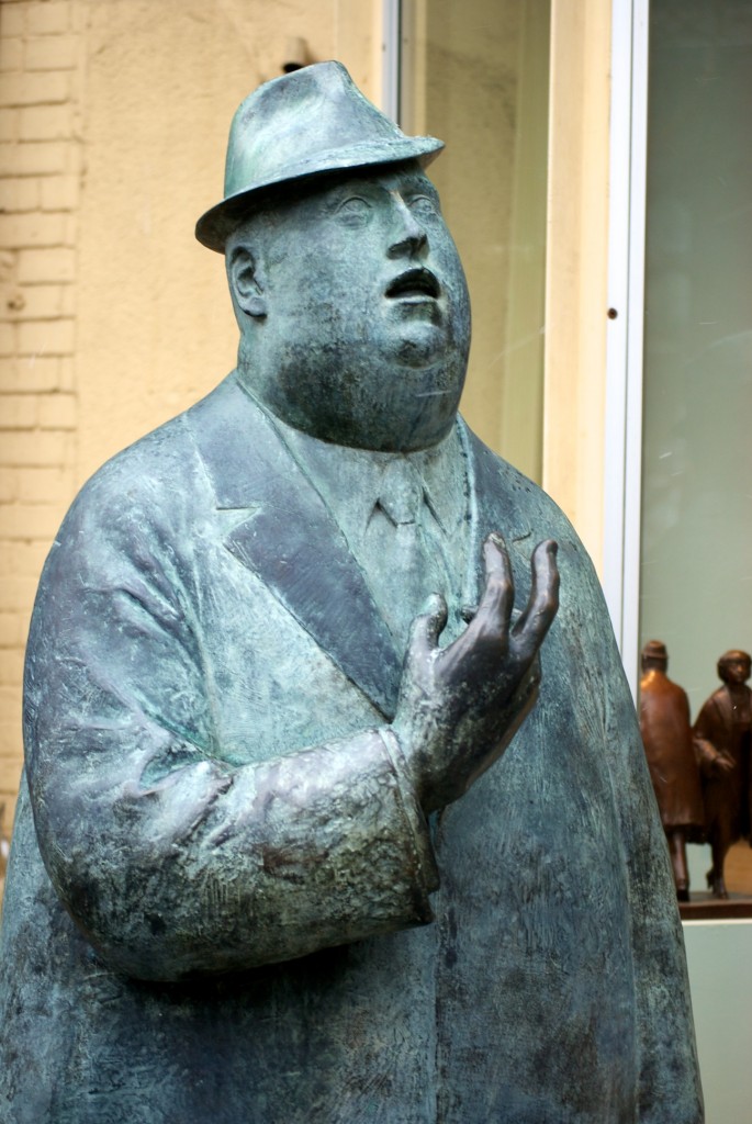 Statue outside Kinsman Robinson Galleries on Cumberland Street, Toronto 2011-02-26