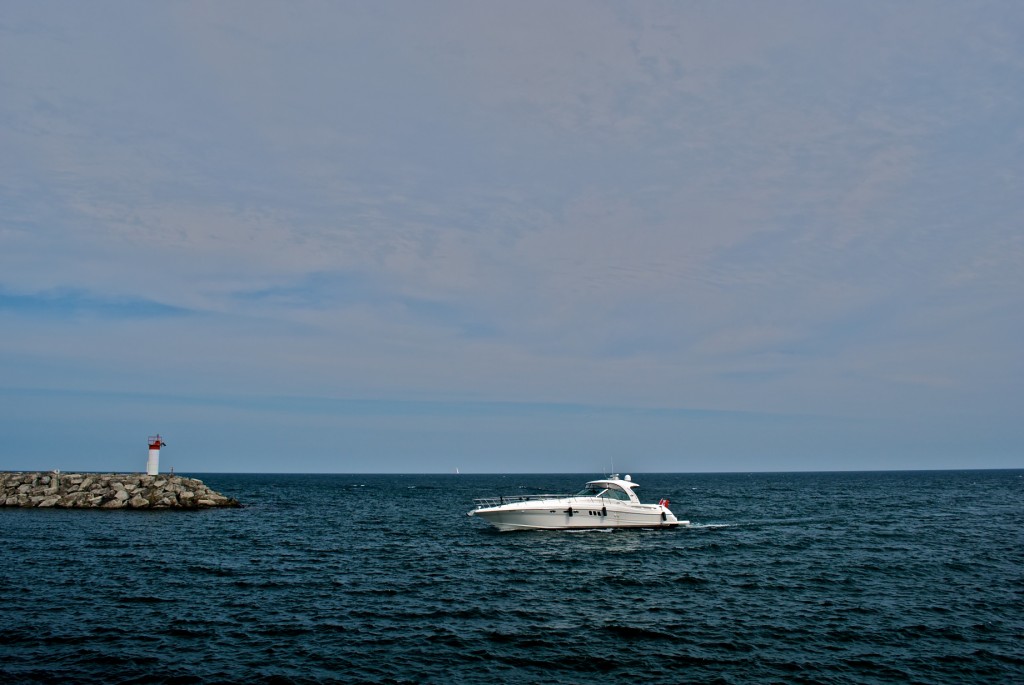 Boat coming in to Lakefront Promenade Marina, Mississauga 2011-06-27