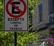 "No Parking" sign at the French Consulate in Viña del Mar, Chile 2012-01-09