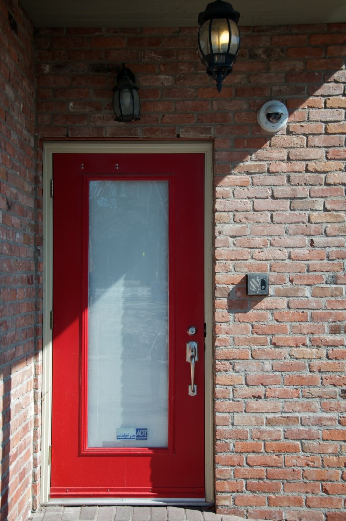Red door on Lakeshore Road in Pointe-Claire 2012-03-11