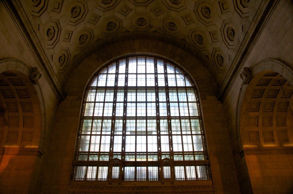 Large window and curved ceiling of Union Station, Toronto 2010-11-06
