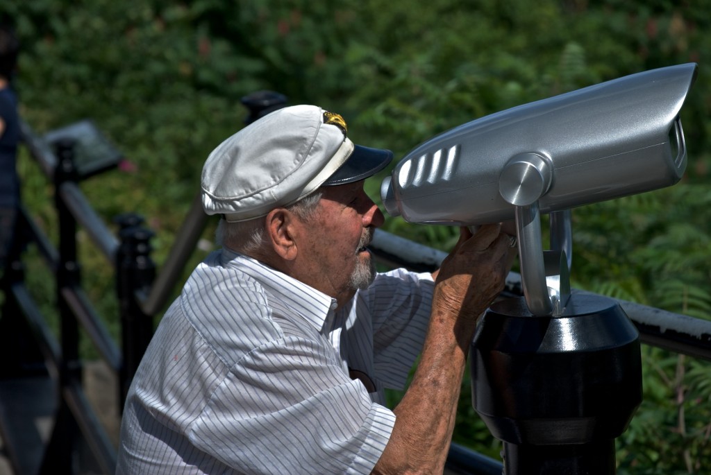 Gentleman looking through a tourist telescope at the Mont-Royal Observatory, Montréal 2012-07-01
