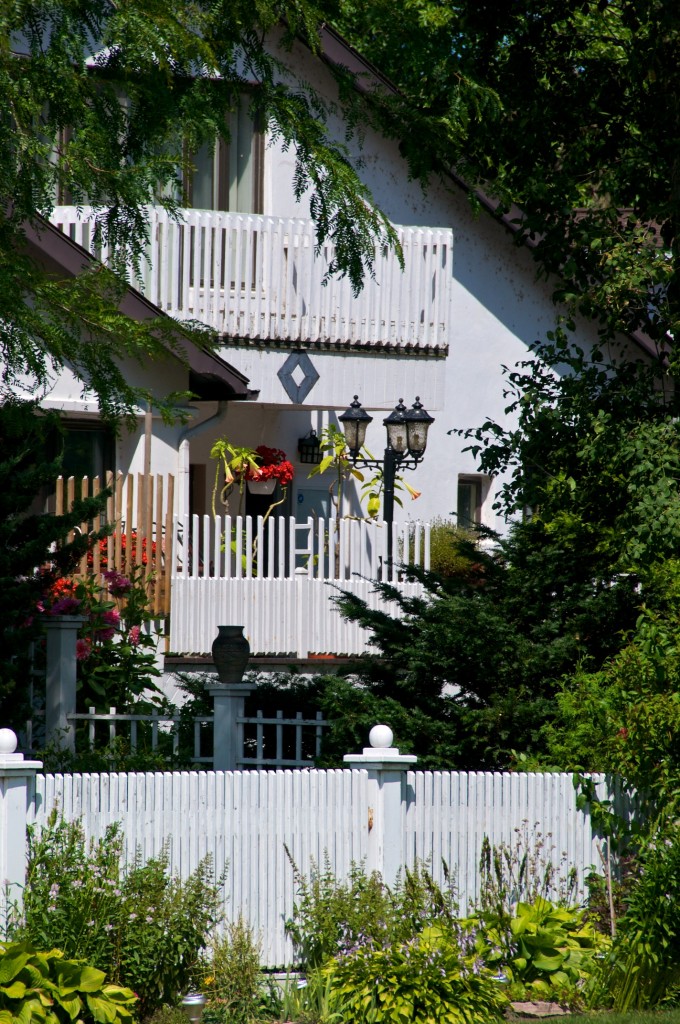 Residence along Lakeshore Drive, Dorval 2012-08